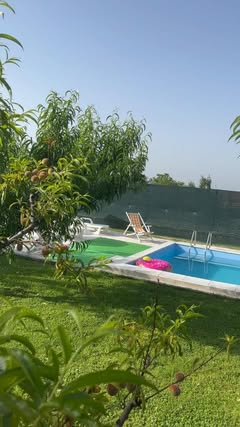 Bazen Avala Pool House okružen voćnjakom i zelenilom