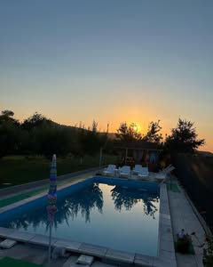 Bazen Avala Pool House u zalazak sunca
